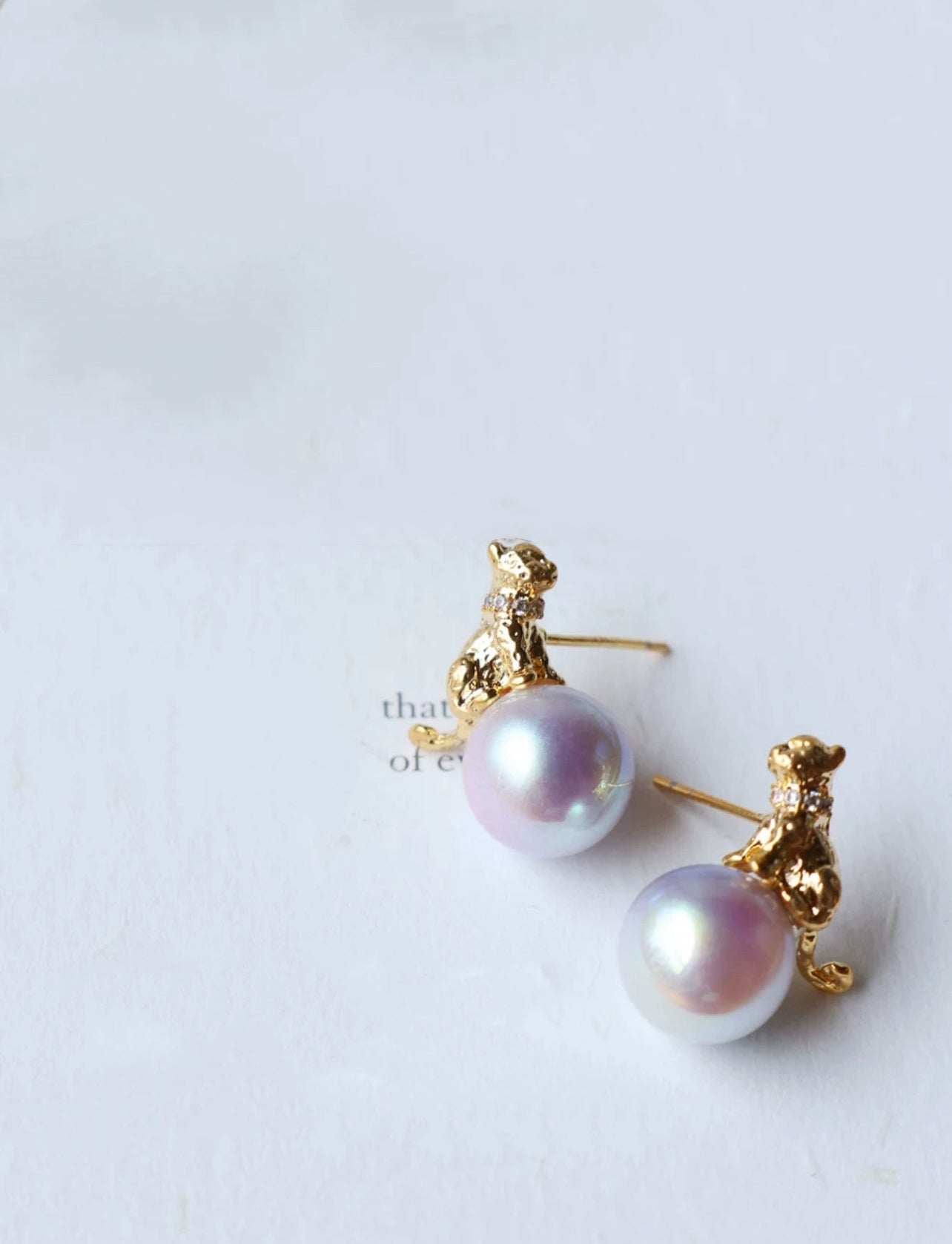 Cat with pearl | Pearl earrings, studs, gold-plated, blue-purple/classic white