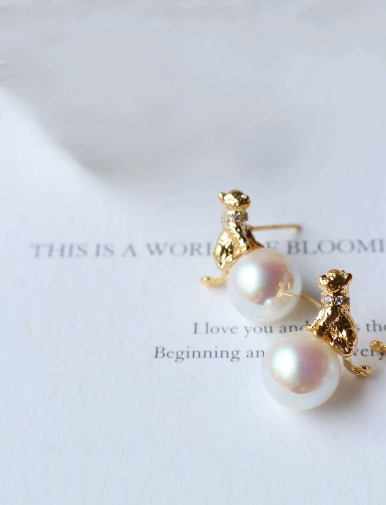 Cat with pearl | Pearl earrings, studs, gold-plated, blue-purple/classic white