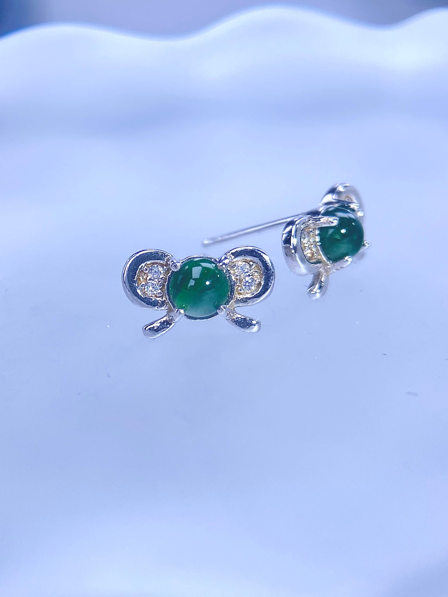 Bow jadeite studs in green